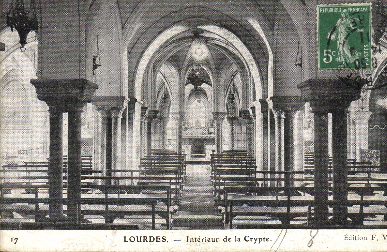 CPA Lourdes Interieur de la Crypte