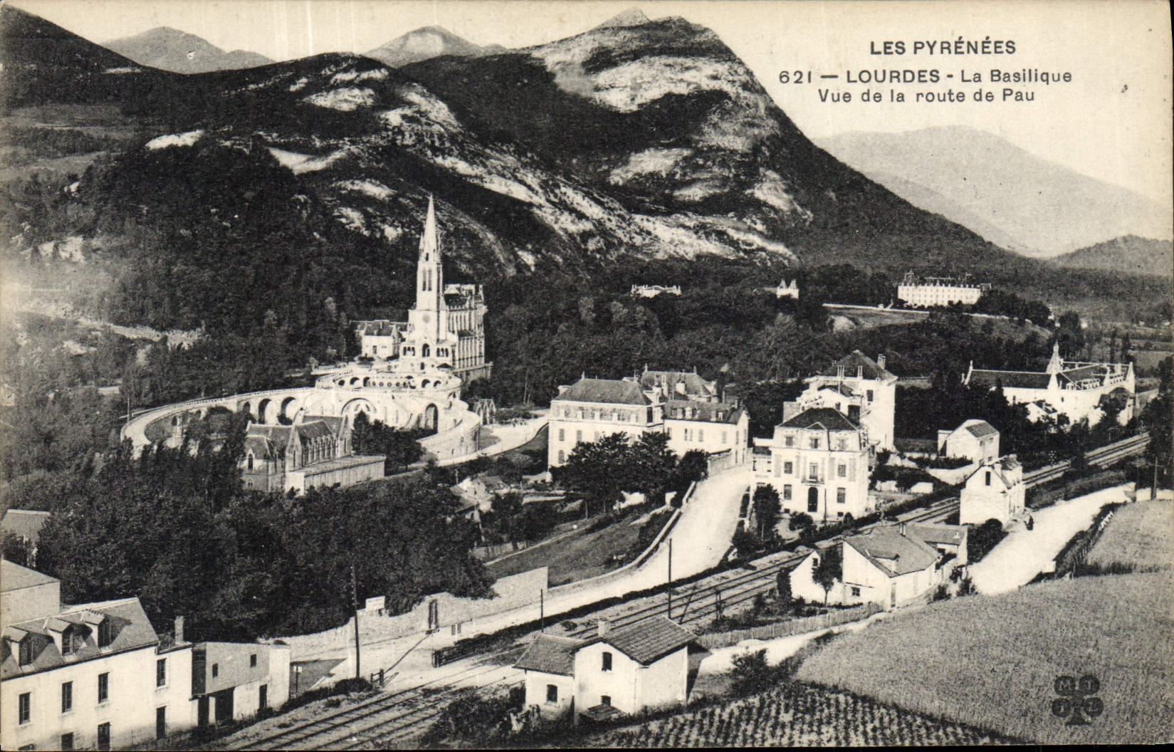 CPA Les Pyrenees Lourdes La Basilique Vue de la route de Pau