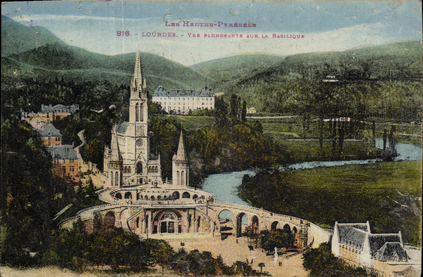 CPA Lourdes Les Hautes Pyrenees Vue Plongeante sur la Basilique