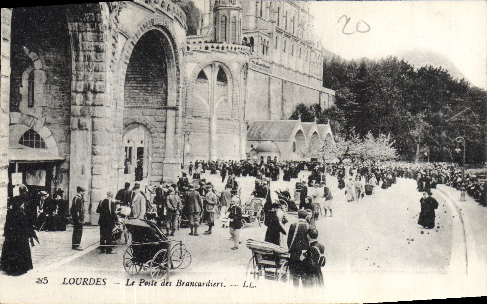 CPA Lourdes Le Poste des Brancardiers