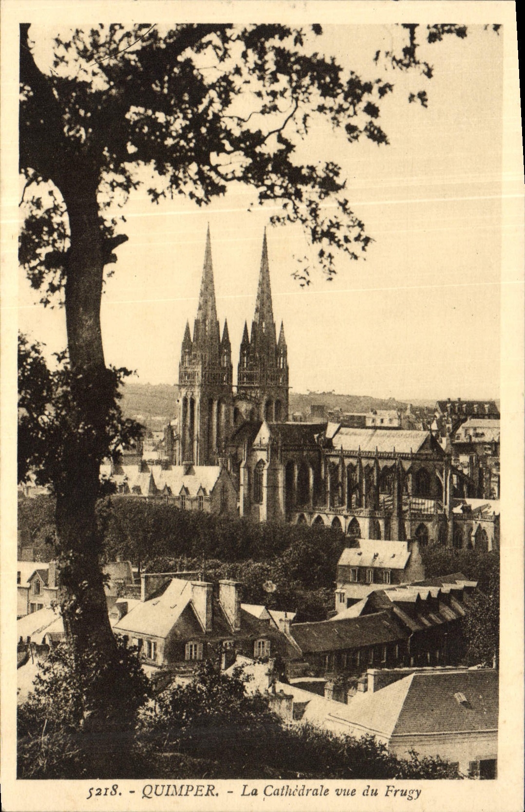 CPA Quimper La Cathedrale vue du Frugy