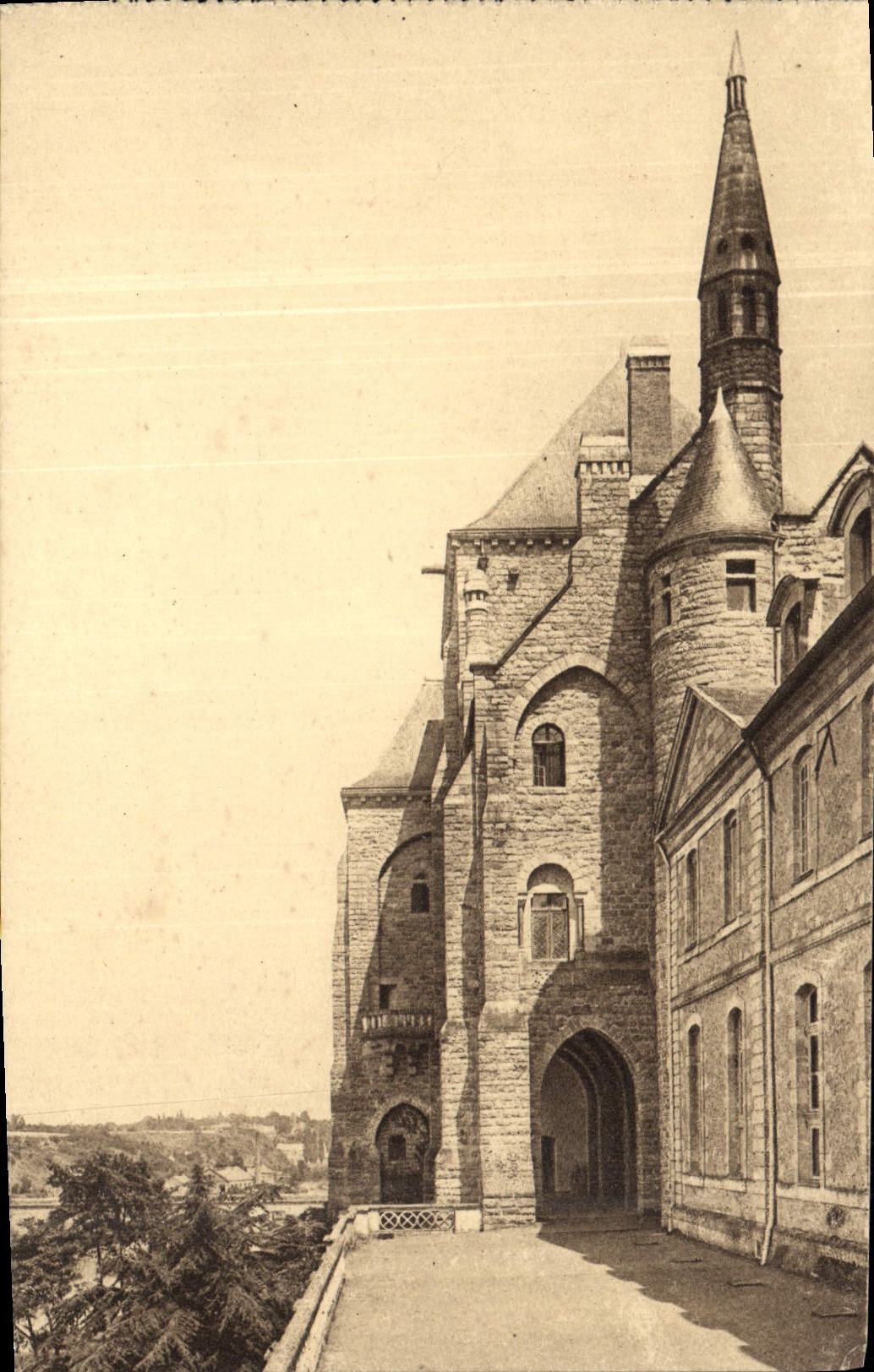 CPA La Terrasse de l'Abbaye St Pierre de Solesmes dominant la Sarthe