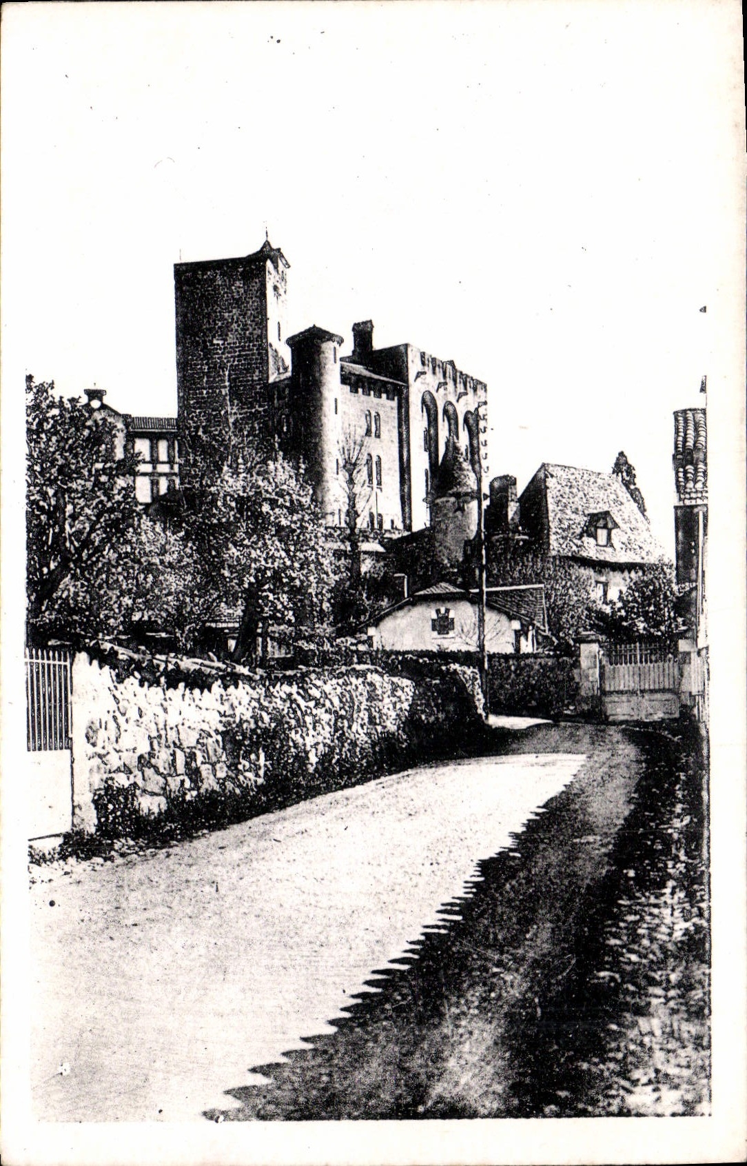 CPA Cantal Aurillac Chateau de St Etienne (Xe siecle)