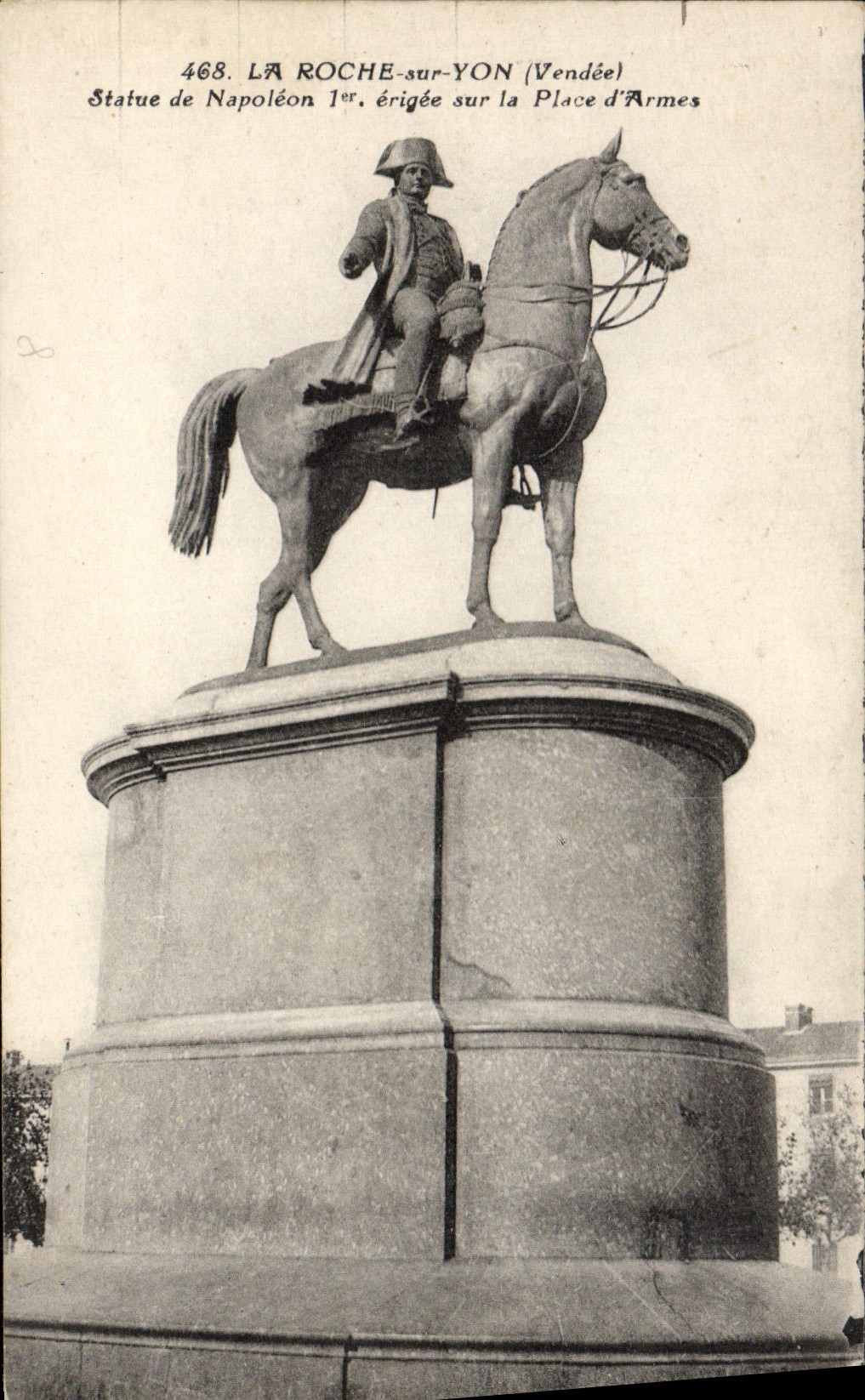 CPA La Roche sur Yon (Vendee) Statue de Napoleon Ier Erigee sur le Place d'Armes