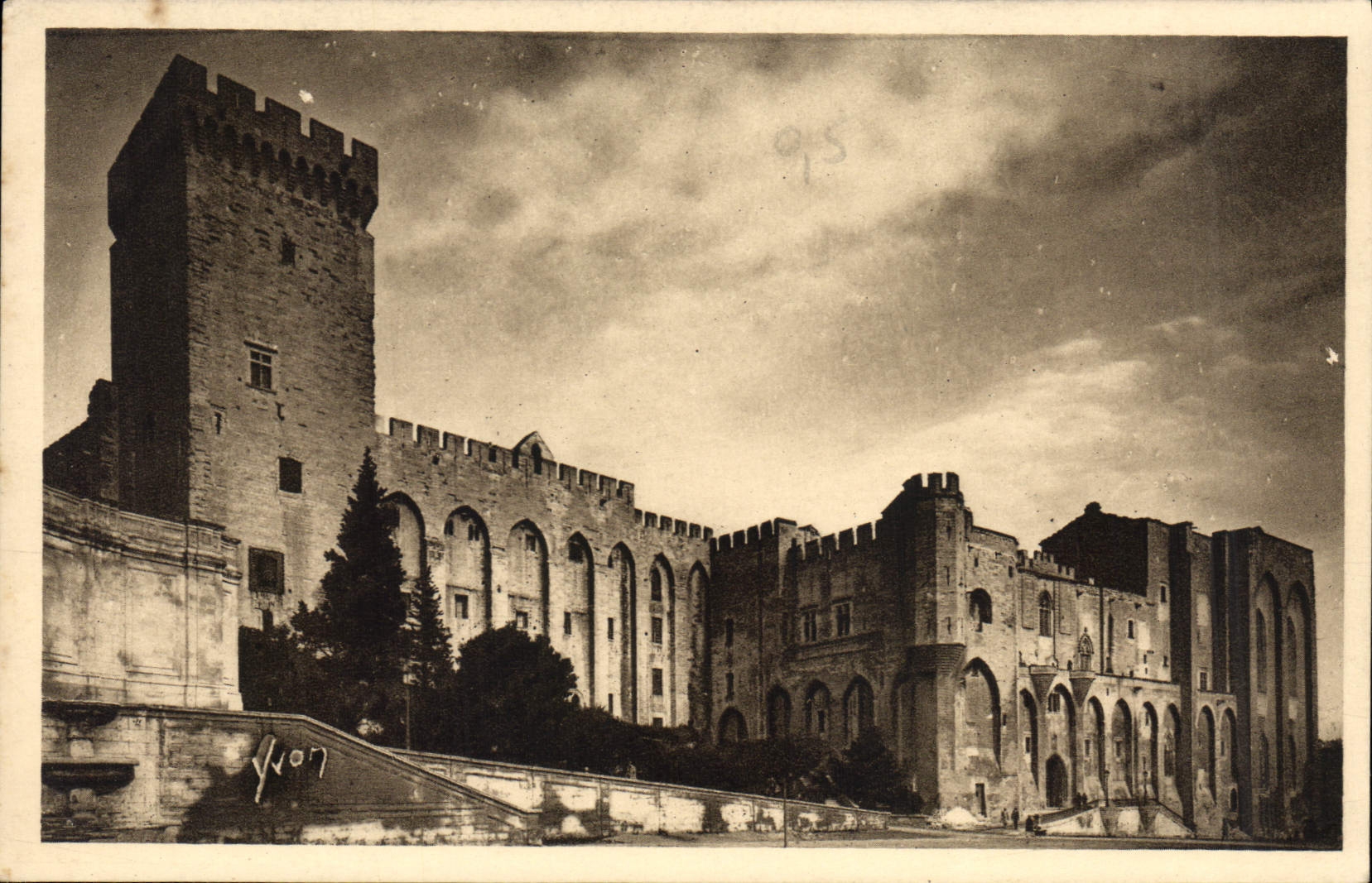 CPA Avignon (Vaucluse) Facade principale du Palais des Papes