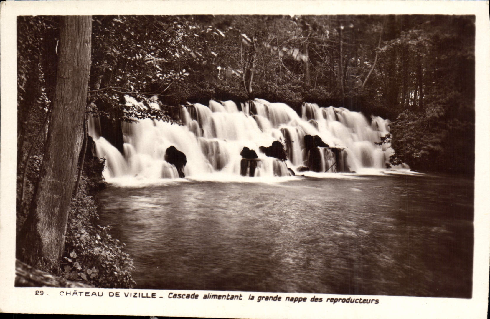 Château de Vizille — Cascade alimentant la grande nappe des reproducteurs — Édition des Monuments Historiques au Grand Palais