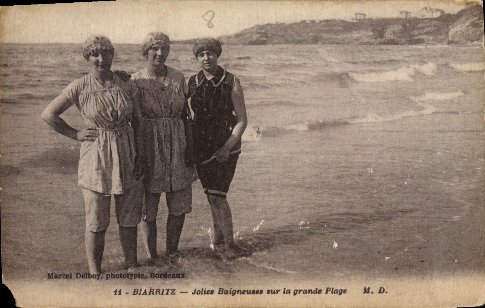CPA Biarritz Jolies Baigneuses sur la grande Plage