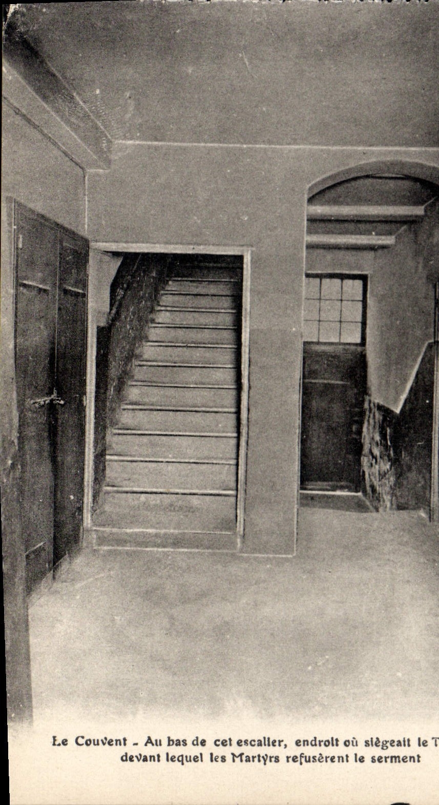 CPA Le Couvent Au Bas de cet escalier endroit ou siegeait le T devant lequel les Martyrs refuserent 