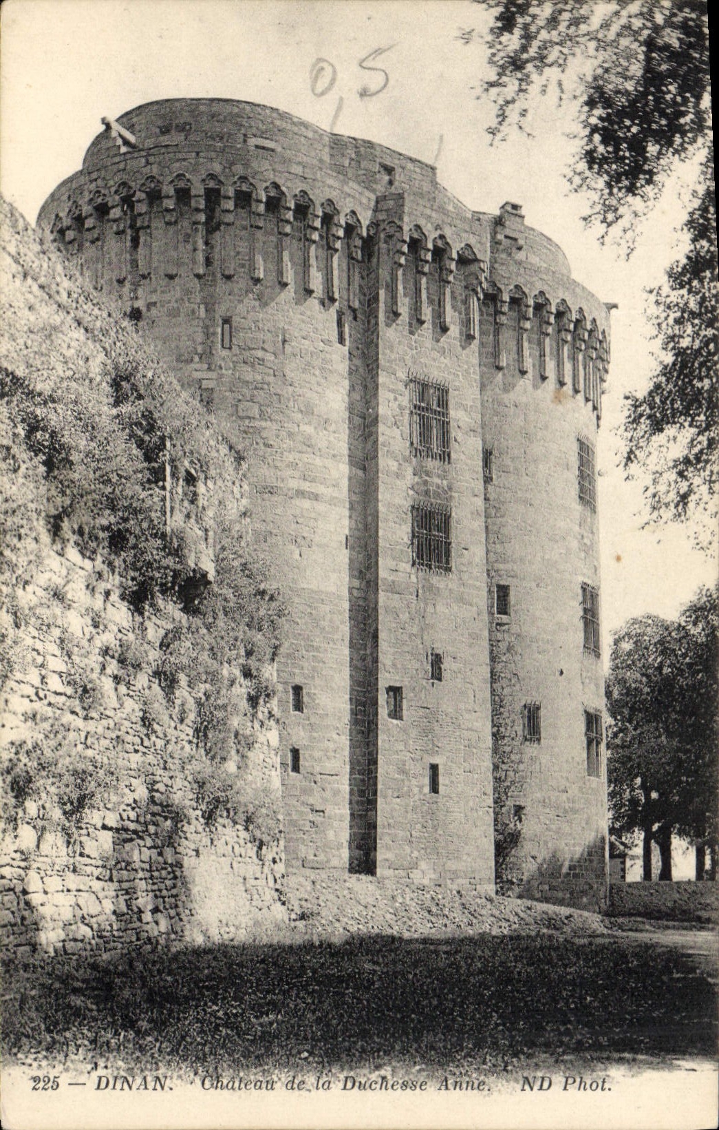 Dinan — Château de la Duchesse Anne — ND Phot.