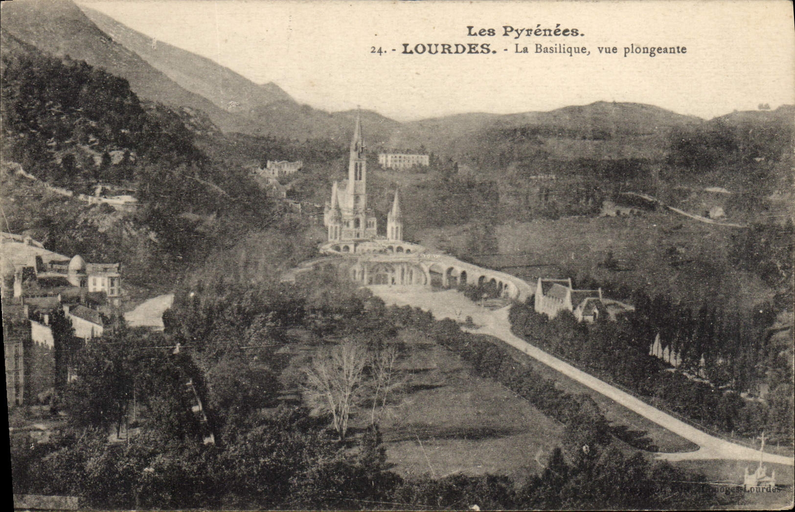 CPA Les Pyrenees Lourdes La Basilique vue plongeante