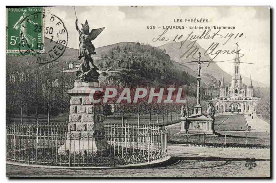CPA Les Pyrenees Lourdes Entree de l'Esplanade