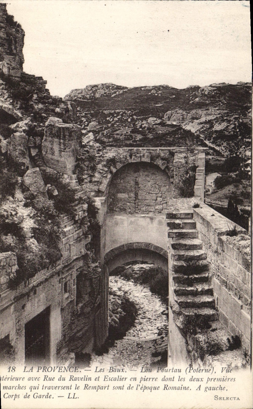Les Baux — Vue intérieure avec Rue du Ravelin et Escalier en pierre, dont les deux premières marches traversent le Rempart romain. — SELECTA - Anverso