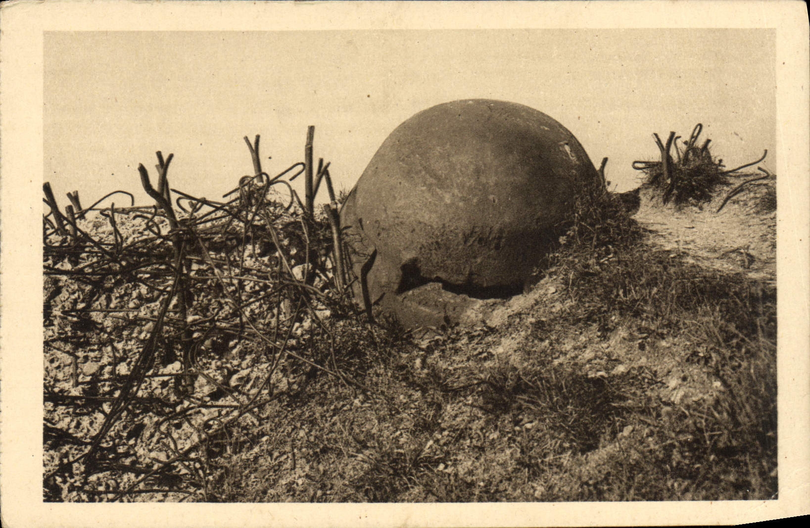 CPA Fort de Douaumont Toureille de mitrailleuse detruite par le bombardement Militaria
