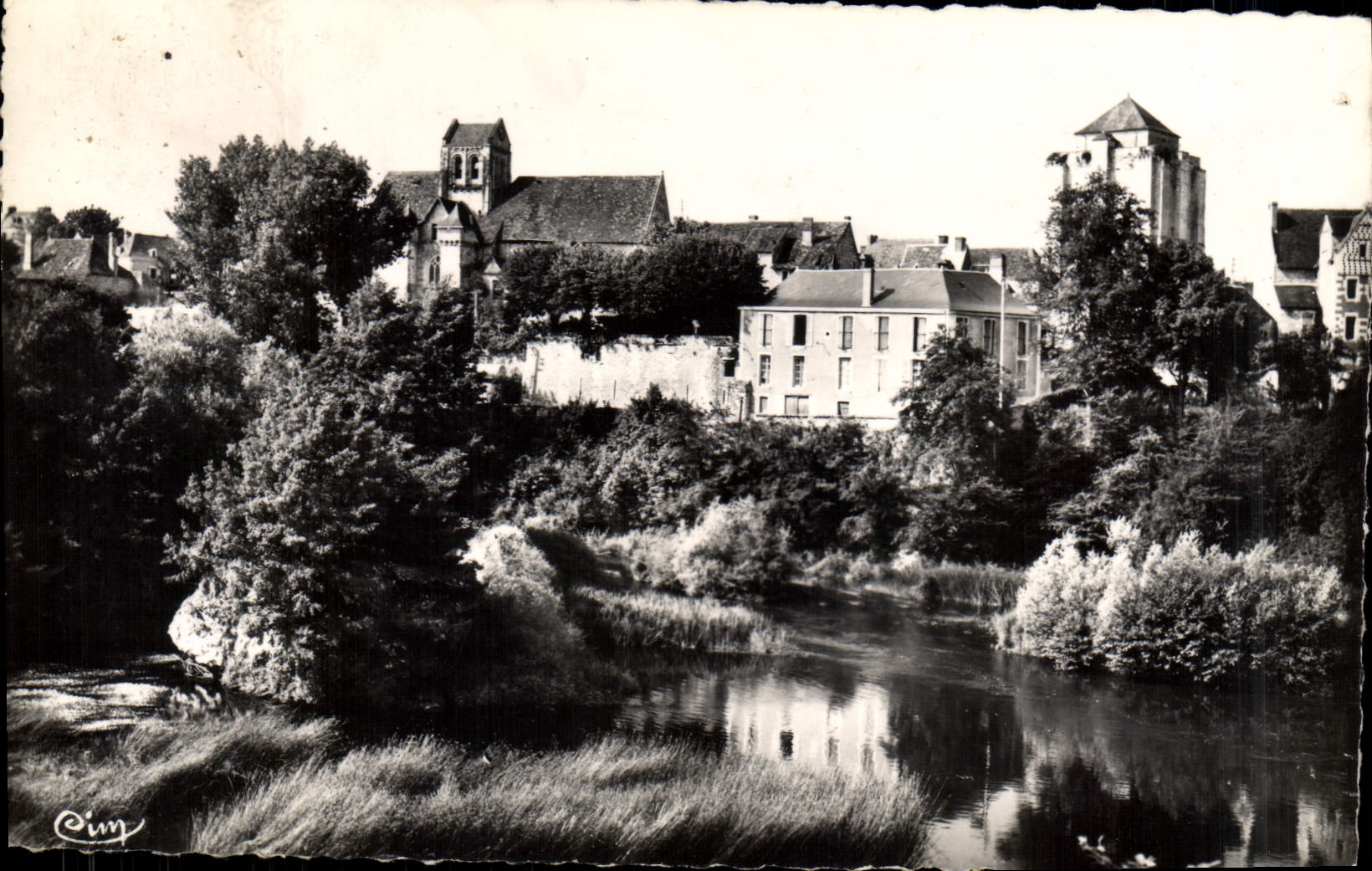 La Roche-Posay (Vienne) — L'Église fortifiée (XIIIe-XIVe s.) et le Donjon — Photographie Combier