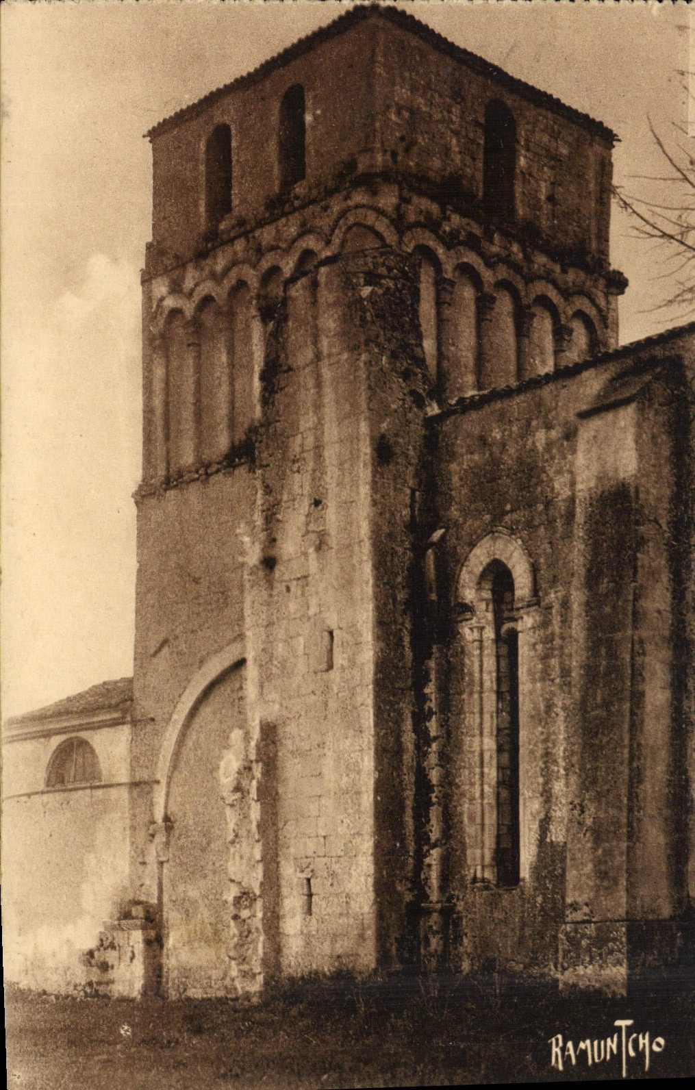 CPA Environs de Royan Eglise romane de St Sulpice de Royan