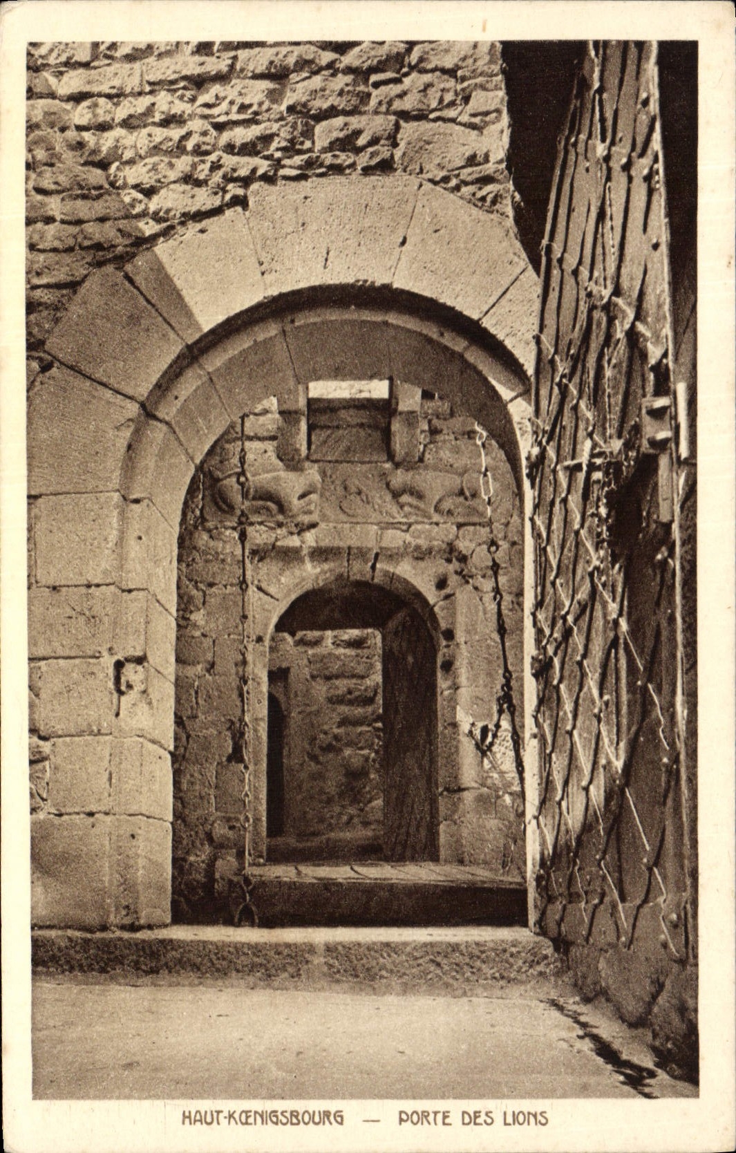 CPA Haut Koenigsbourg Porte des Lions