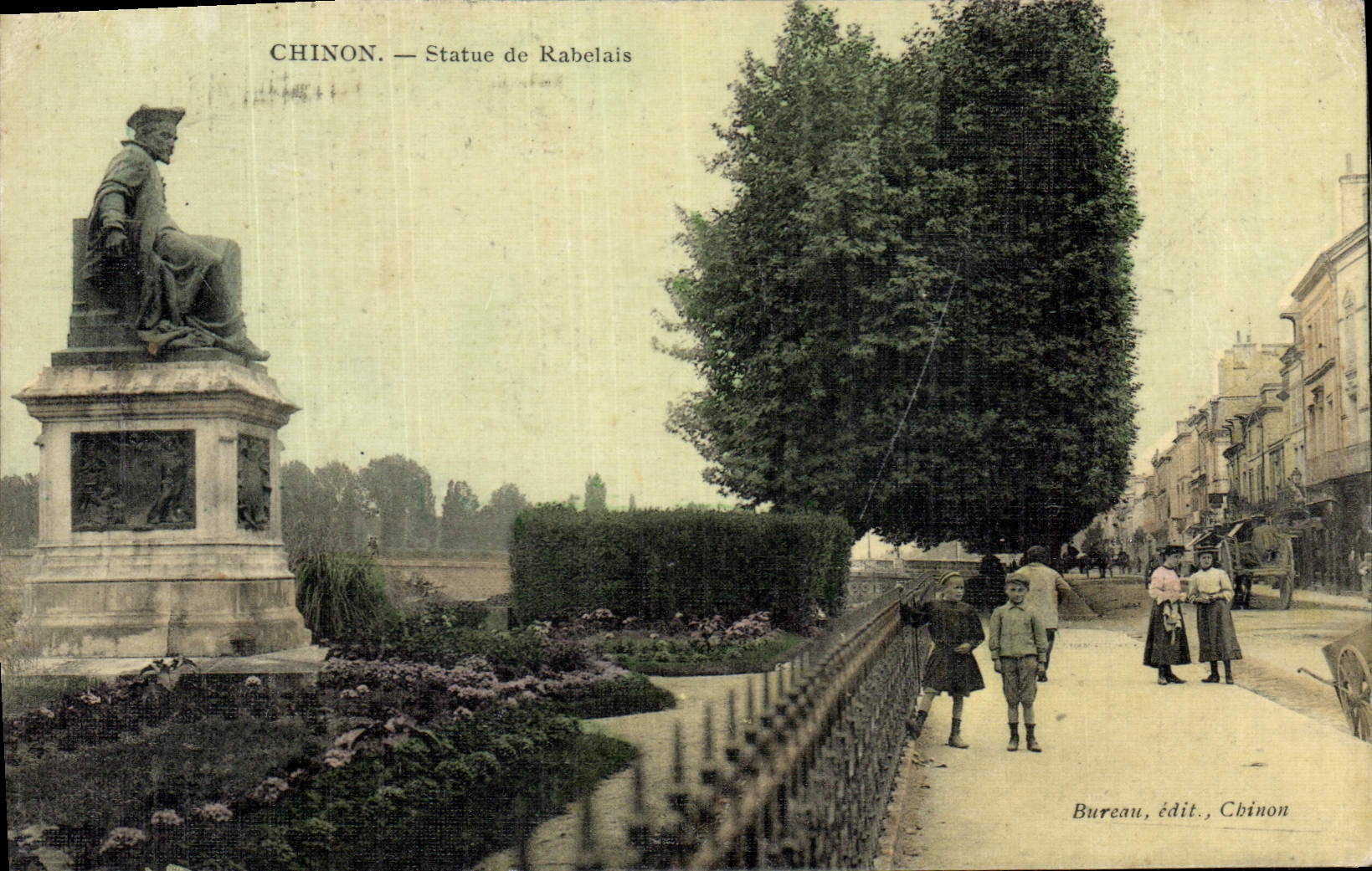 CPA Chinon Statue de Rabelais (carte toilee)