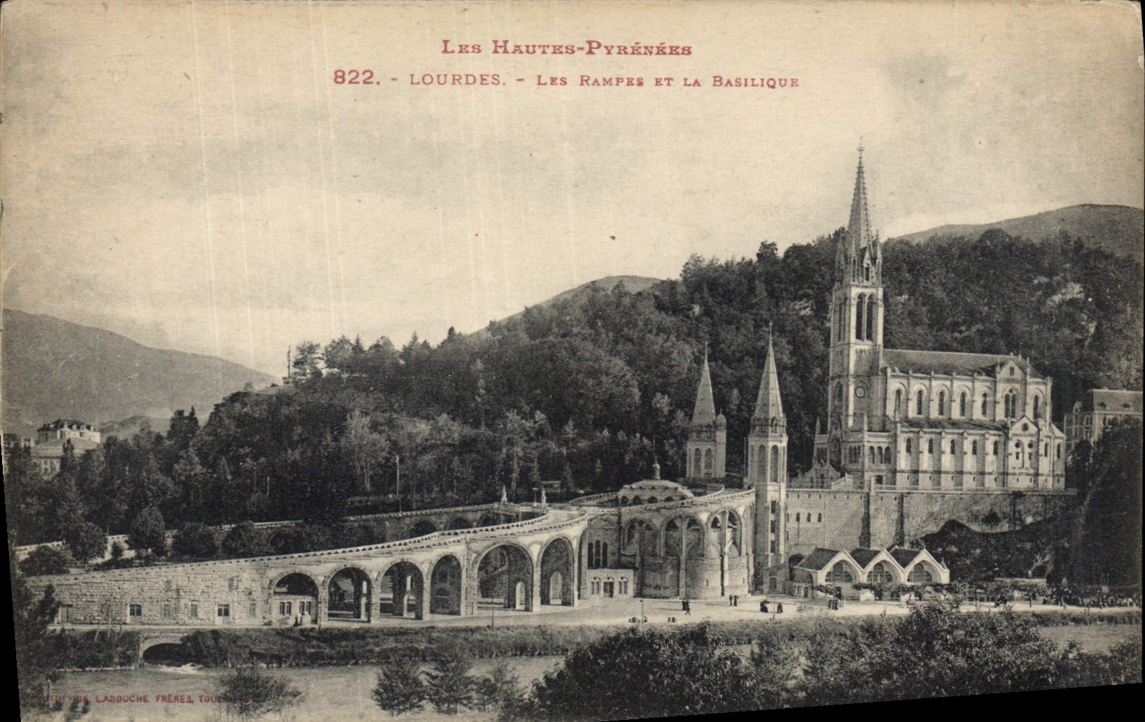 CPA Les Hautes Pyrenees Lourdes Les Rampes et la Basilique
