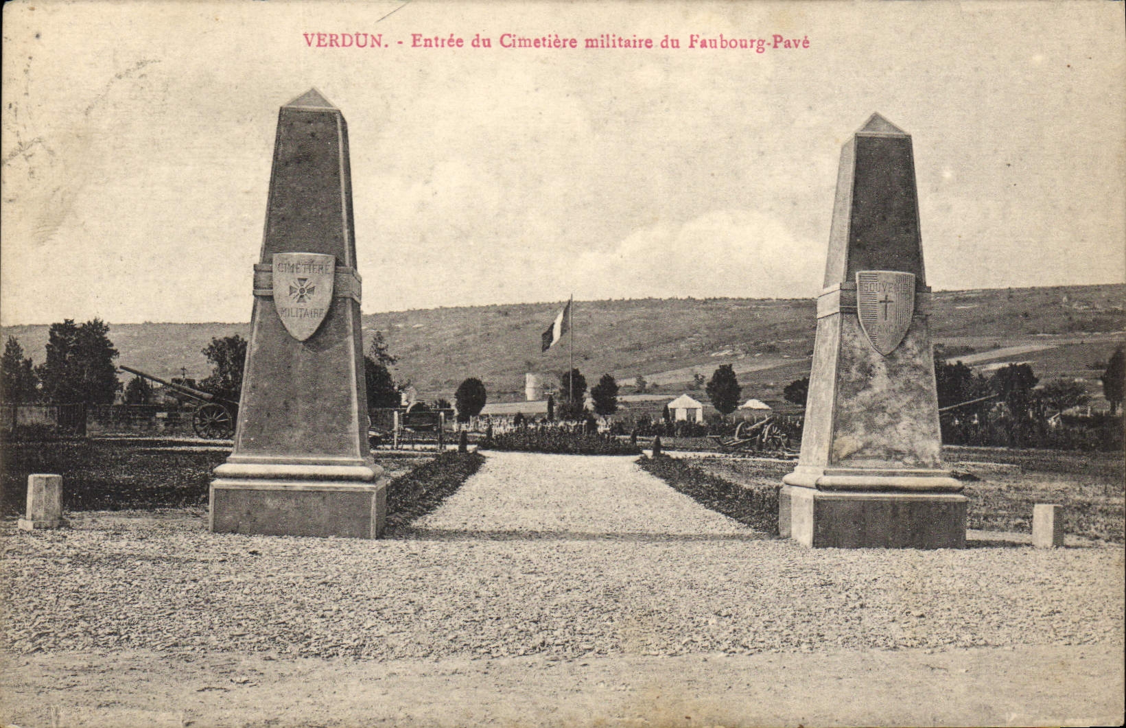 CPA Verdun Entree du Cimetiere militaire du Faubourg Pave