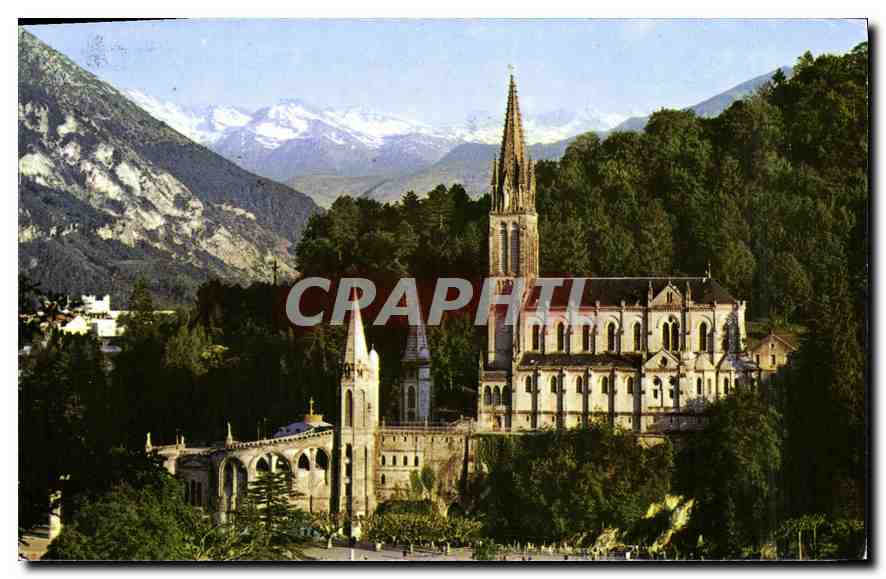CPA Lourdes (Hautes Purenees) La Basilique et la Chaine des Pyrenees