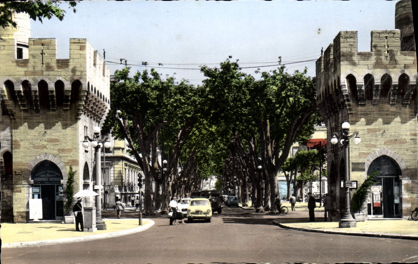 CPA Avignon Porte de la Republique Cours Jean Jaures