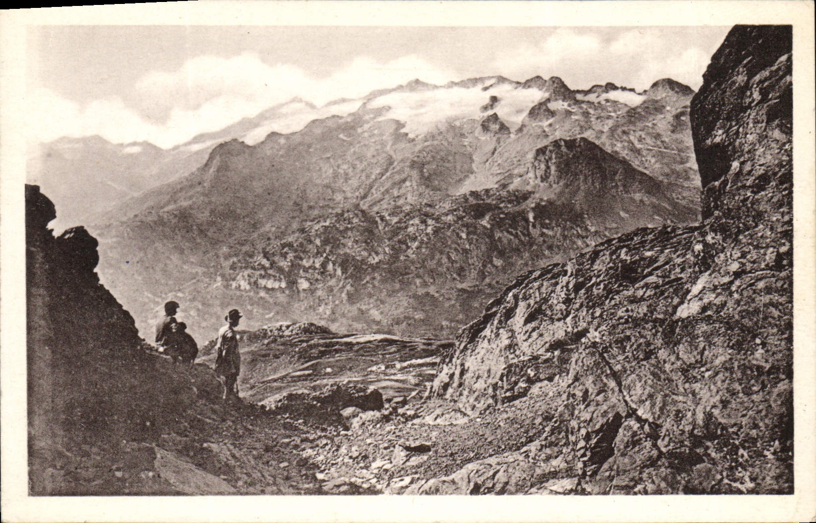 Luchon — Les Monts maudits vus à travers l'échancreure du port de Venasque — 1er des Arts Photomécaniques, Paris
