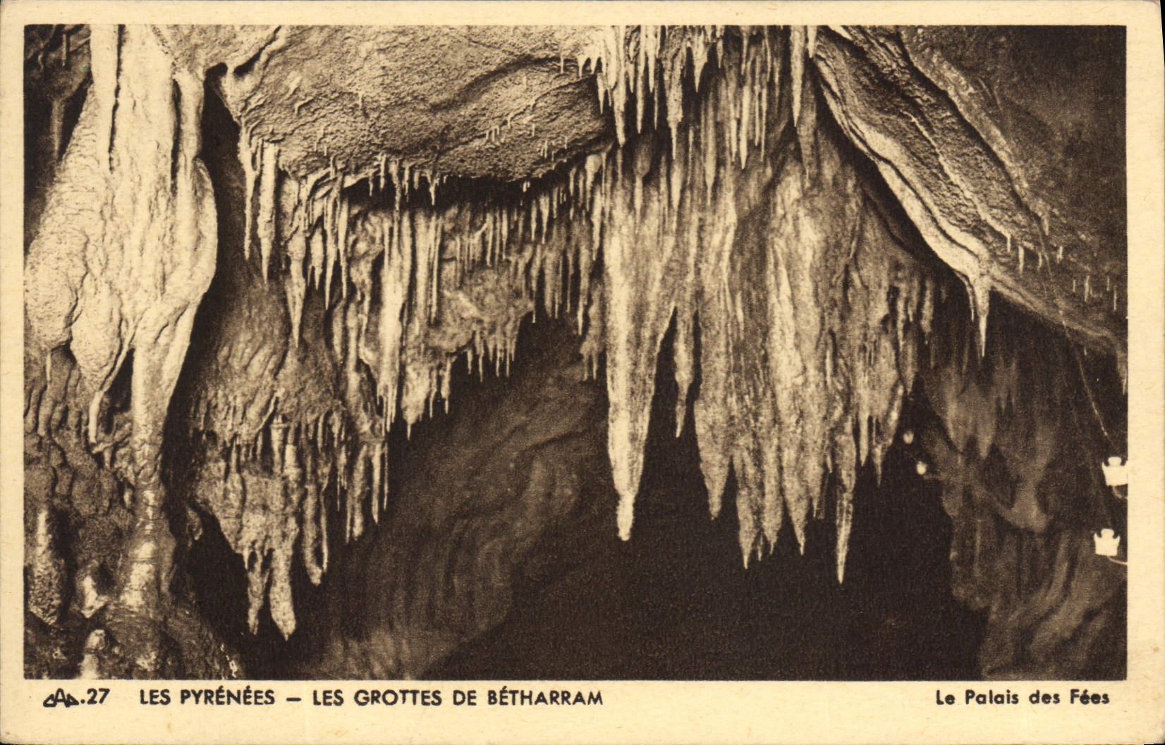 CPA Les Pyrenees Les Grottes de Betharram Le Palais des Fees