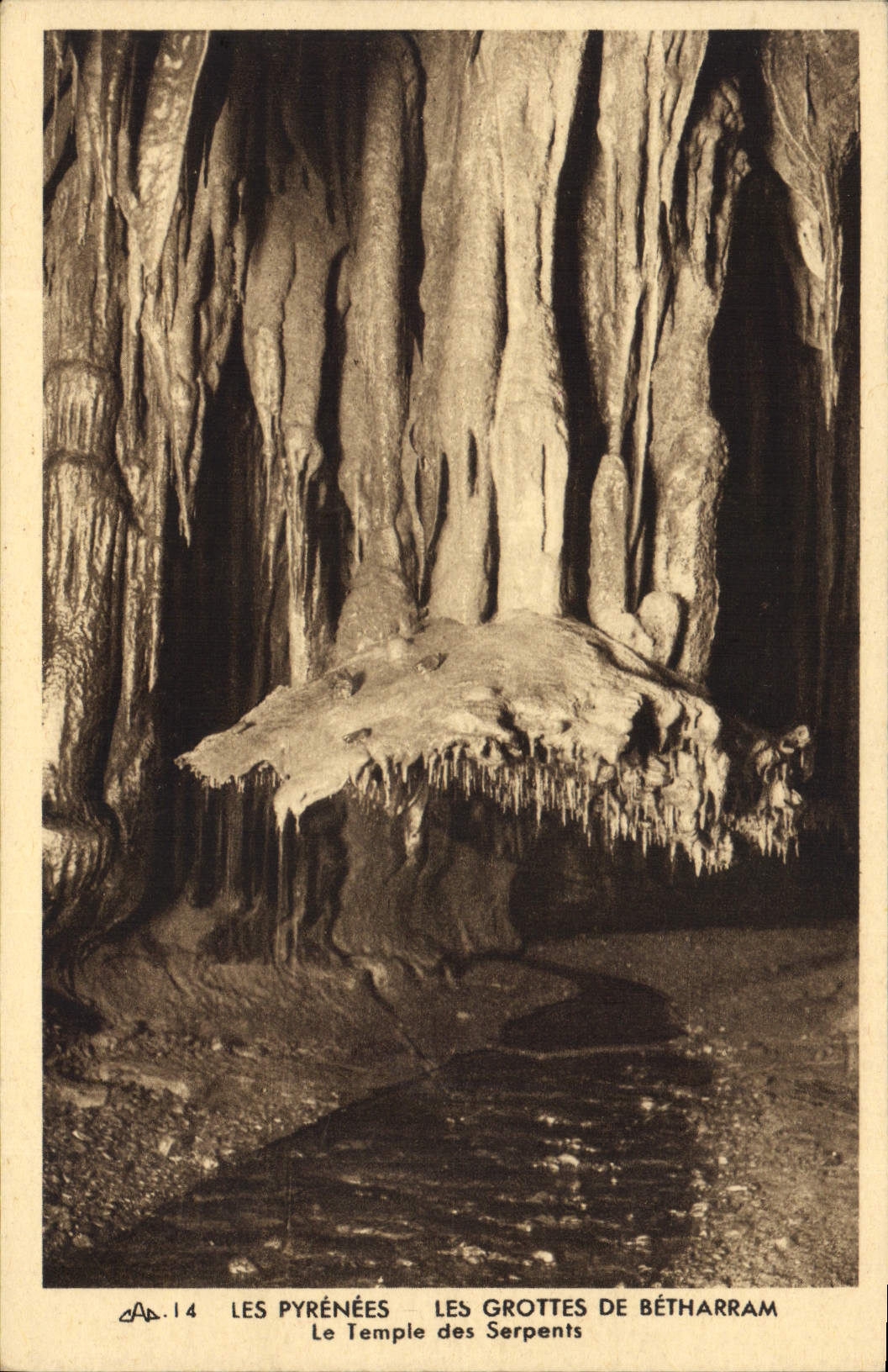CPA Les Pyrenees Les Grottes de Betharram Le Temple des Serpents