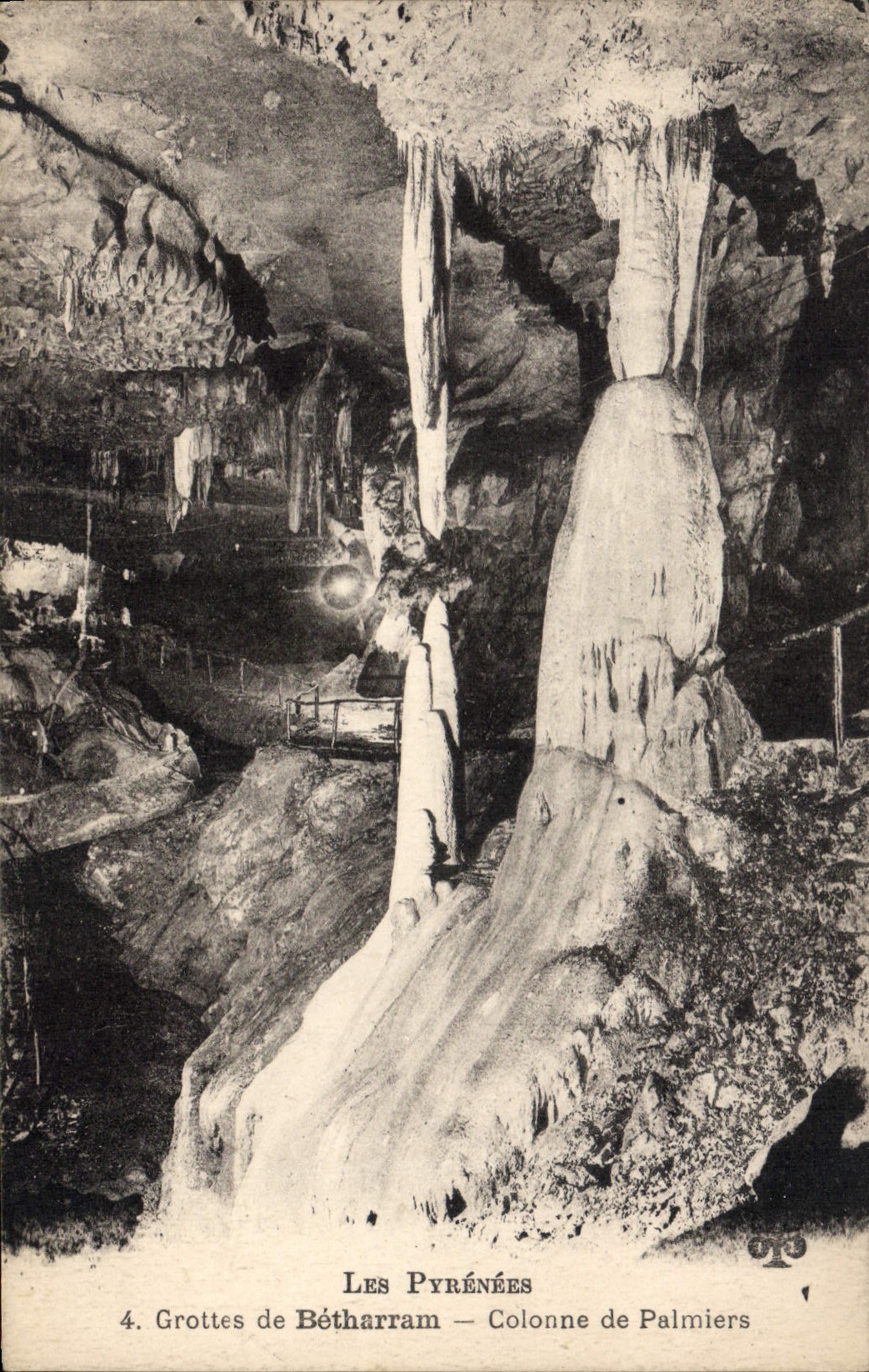 CPA Les Pyrenees Les Grottes de Betharram Colonne de Palmiers