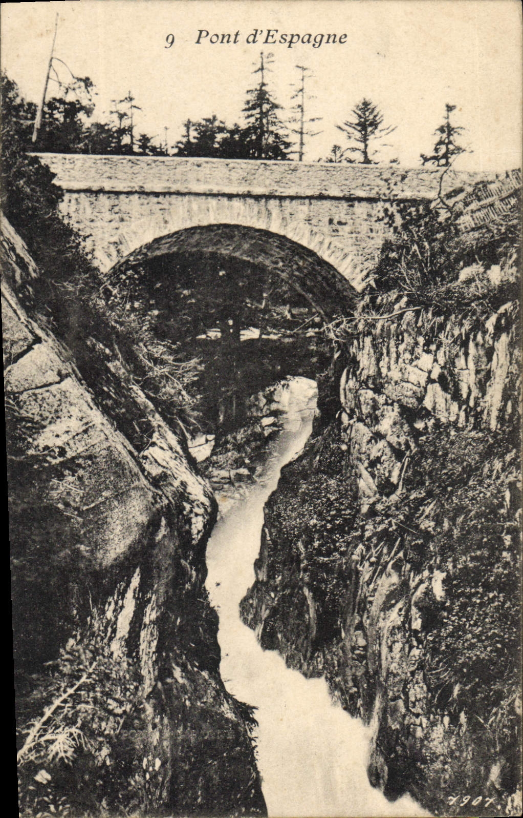 Pont d'Espagne — pont en pierre sur un canyon — éditeur inconnu, n° 9