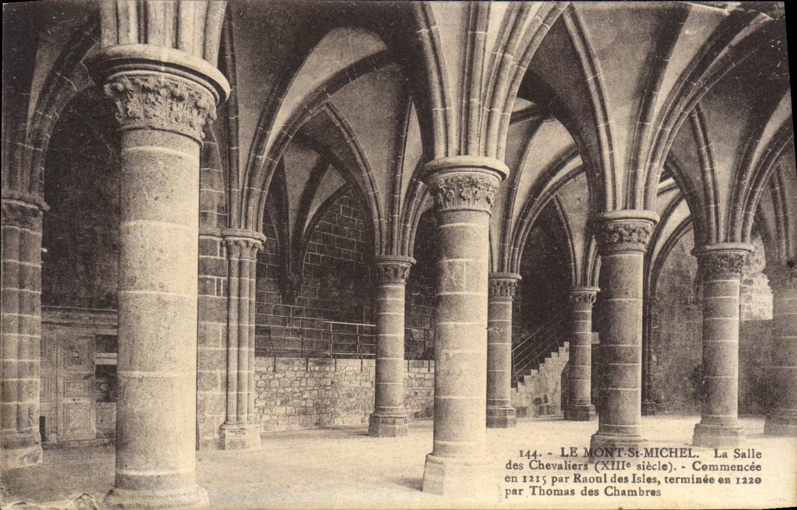 CPA Le Mont St Michel La Salle des Chevaliers (XIII siecle) Commencee en 1215 par Raoul des Isles te