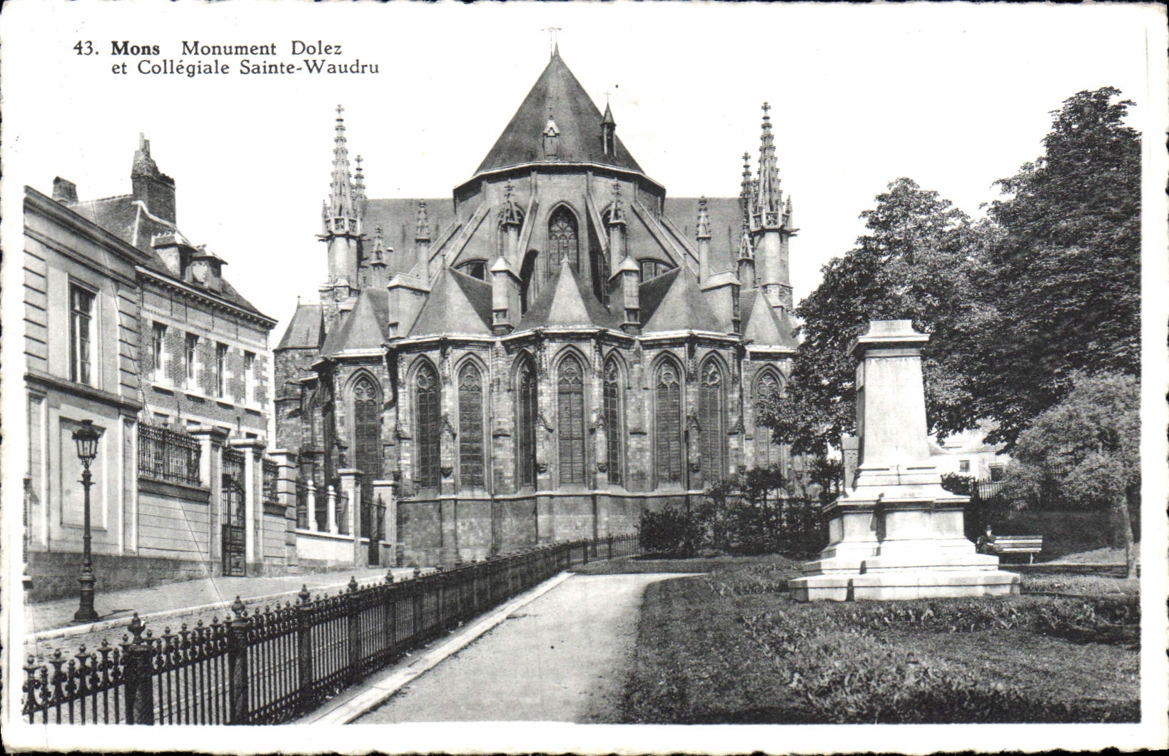 CPA Mons Munument Dolez et Collegiale Sainte Waudru