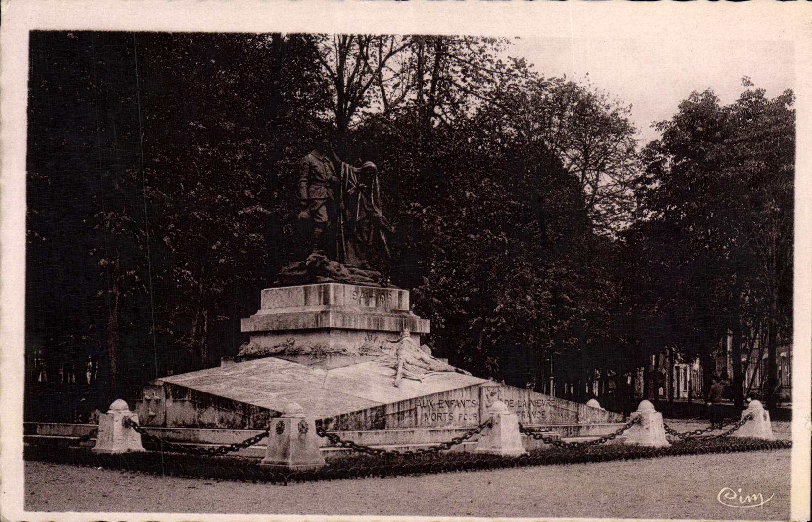 CPA Nevers (Nievre) Le Monument aux Morts