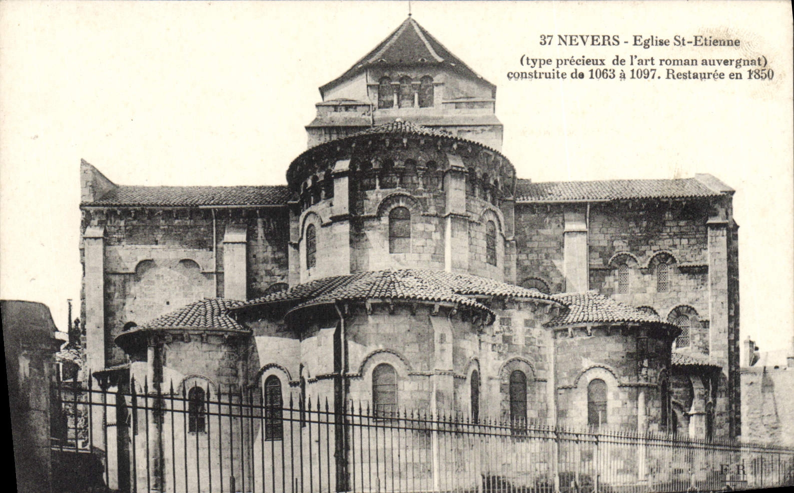 CPA Nevers Eglise St Etienne (type precieux de l'art roman auvergnat) construite de 1063 a 1097 Rest