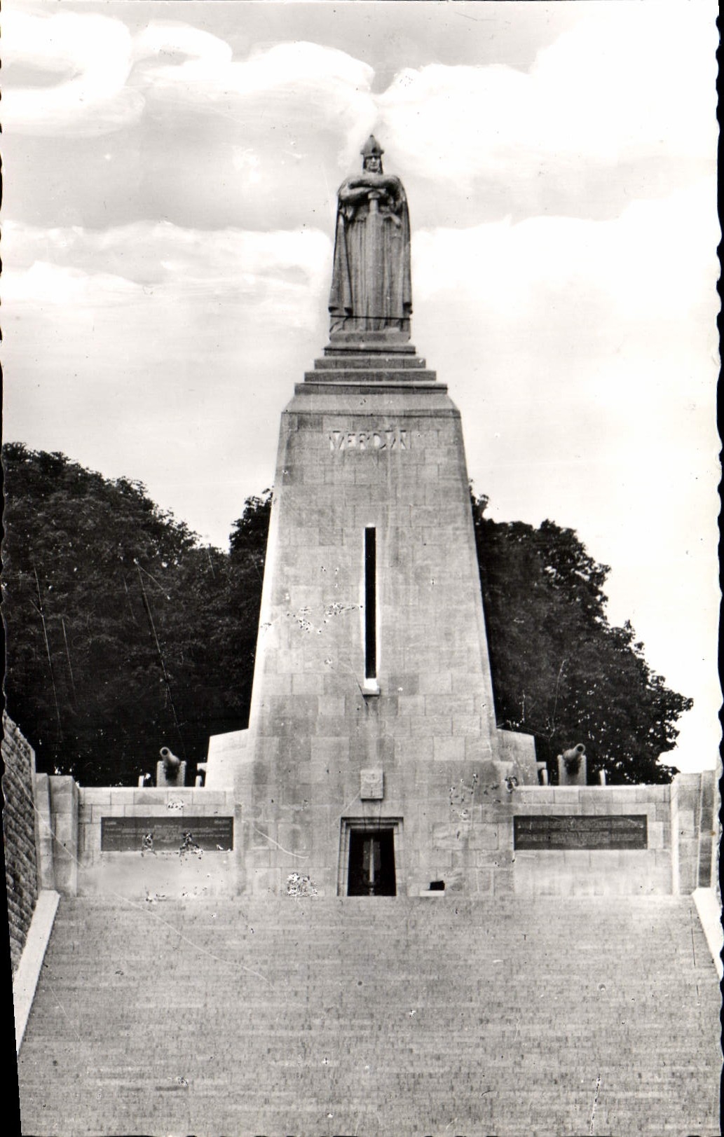CPA Verdun et les Champs de Bataille Statue du Monument aux Soldats de Verdun