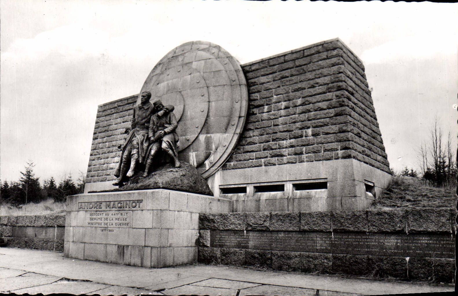 CPA Verdun et les Champs de Bataille Le Monument Andre Maginot sur la pente du Fort de Souville Mili