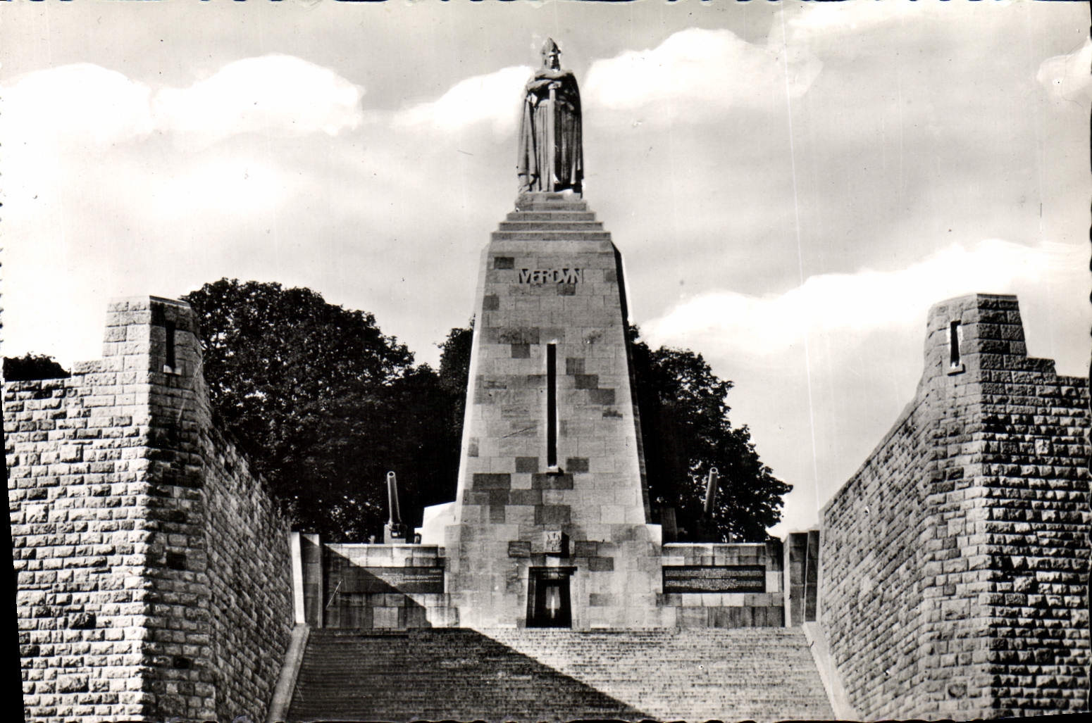 CPA Verdun et les Champs de Bataille Monument de la Victoire des Soldats de Verdun