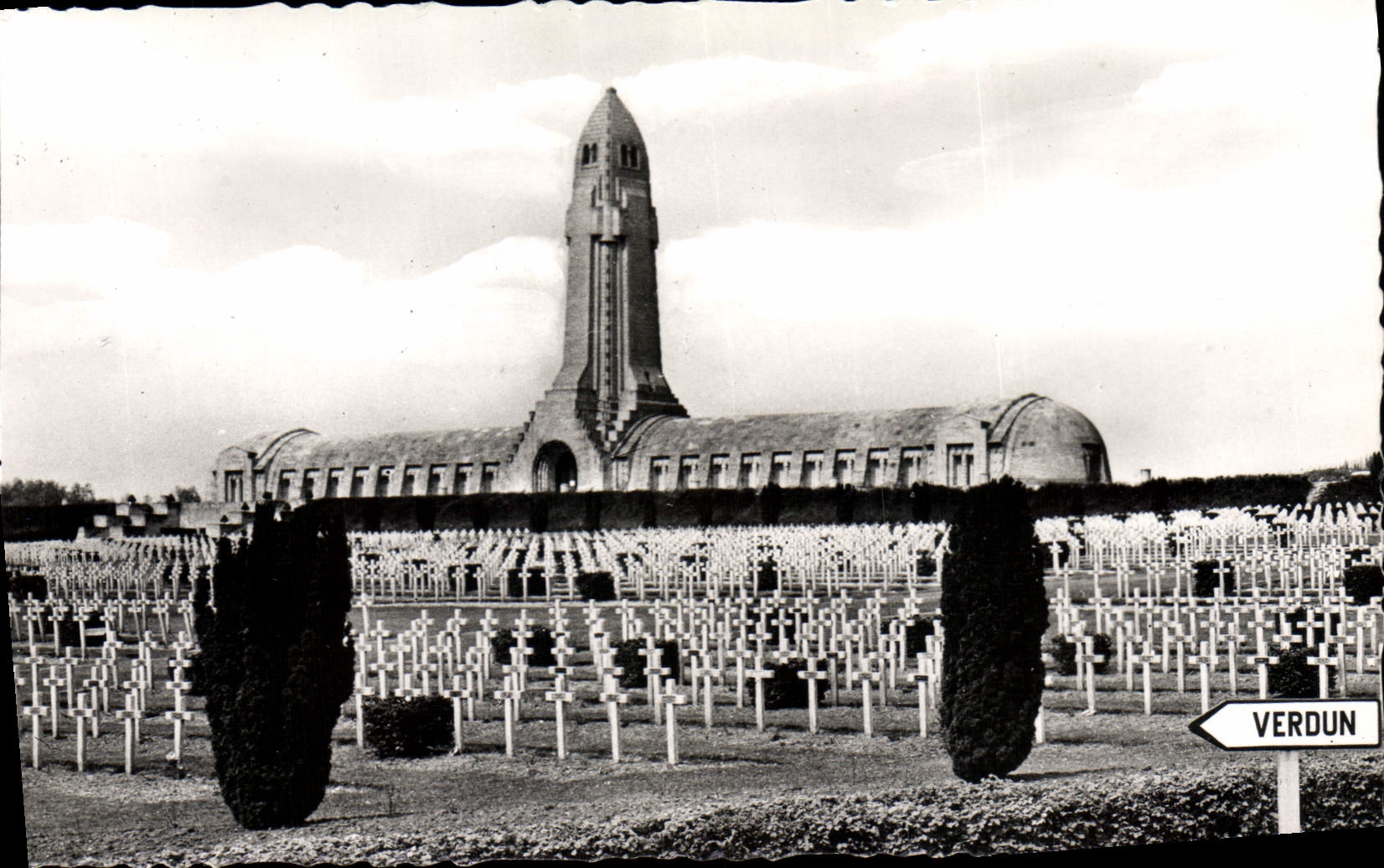 CPA Verdun et les Champs de Bataille Le Monument de l'Ossuaire de Douaumont