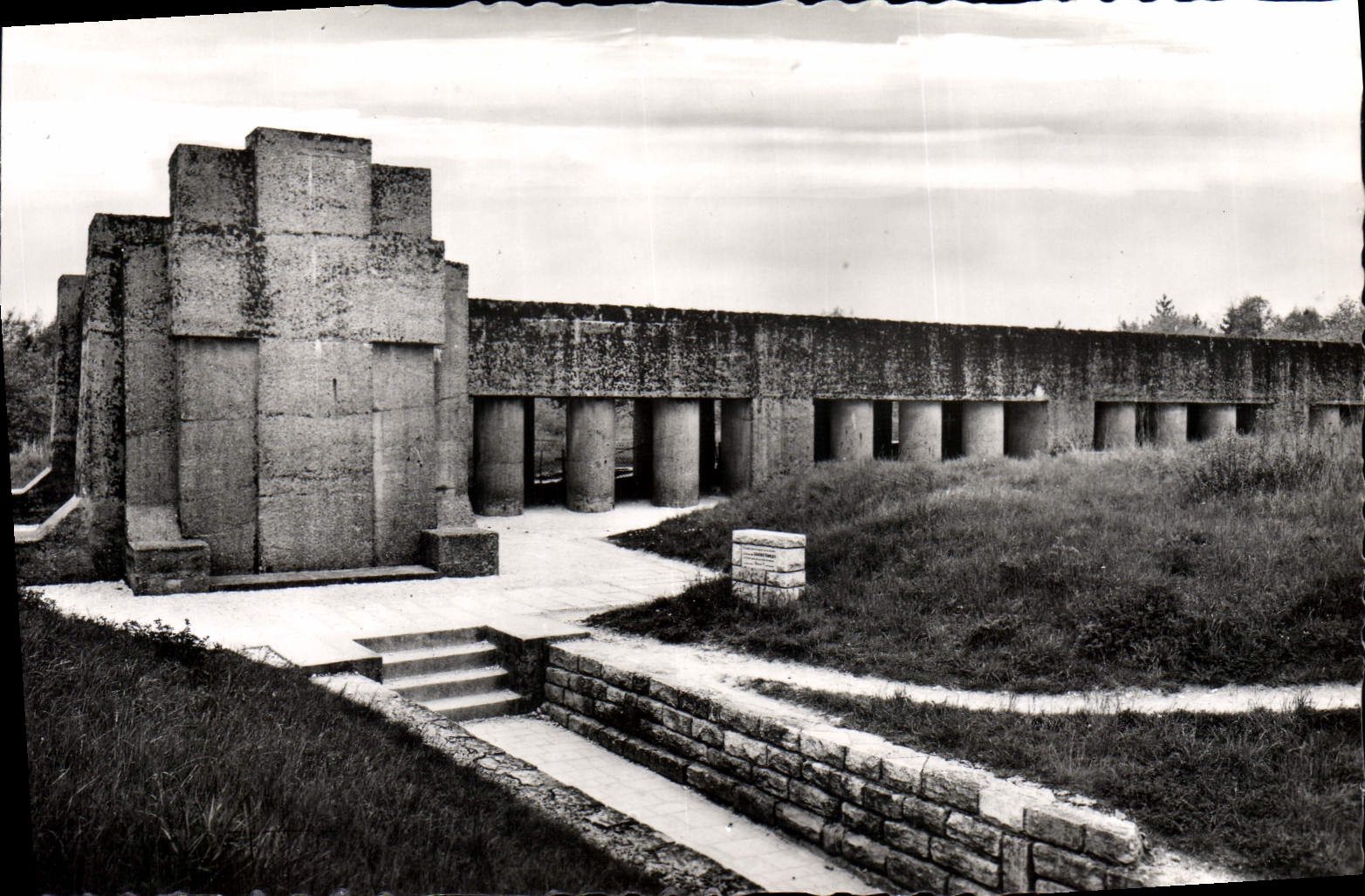 Verdun — Monument de la Tranchée des Baïonnettes — Éditions des Forts et Douaumont