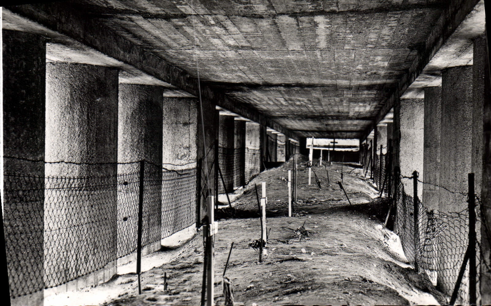 CPA Verdun et les Champs de Bataille Le Monument de la Tranchee des Baionnettes Interieur