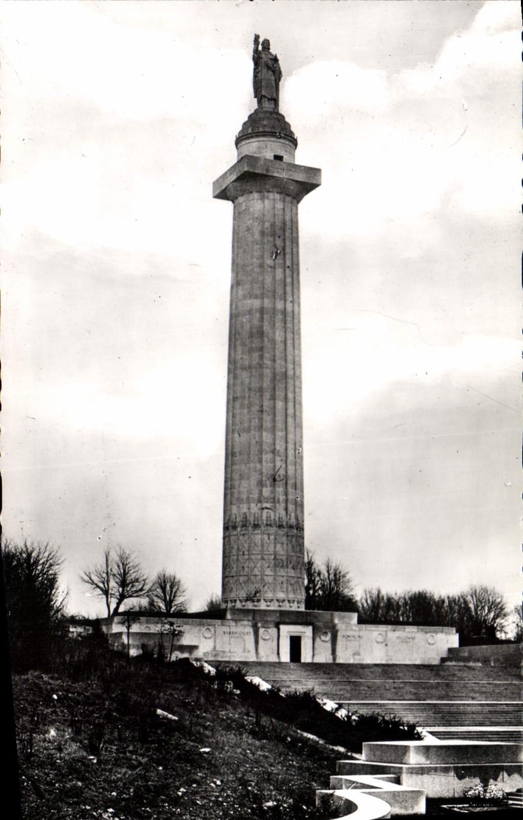 CPA Verdun et les Champs de Bataille Monfaucon Le Monument americain