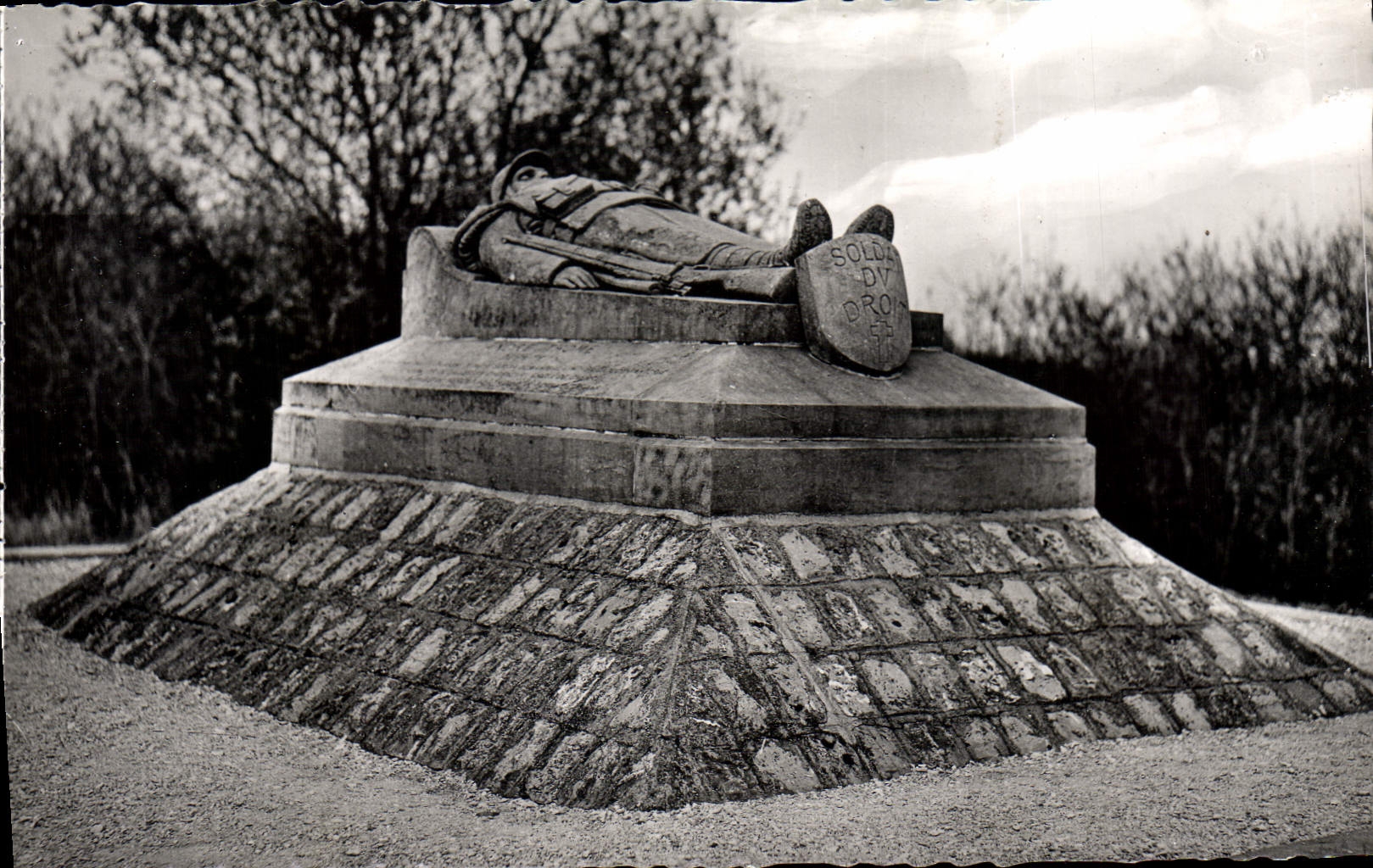 Verdun — Monument du Soldat du Droit — Éditeurs des Forts de Vaux