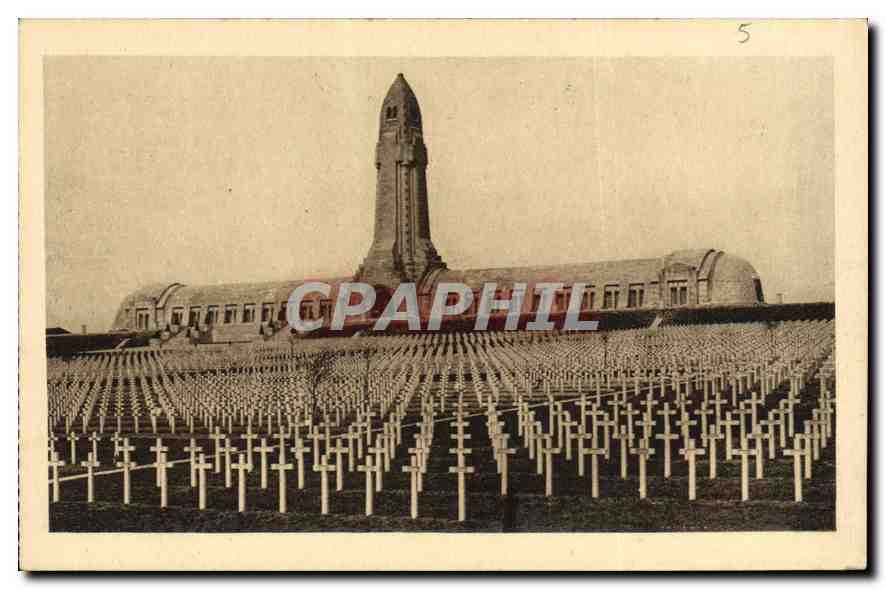 CPA L'Ossuaire de Douaumont et le Cimetiere National contenant deja plus de 10 000 tombes de soldats