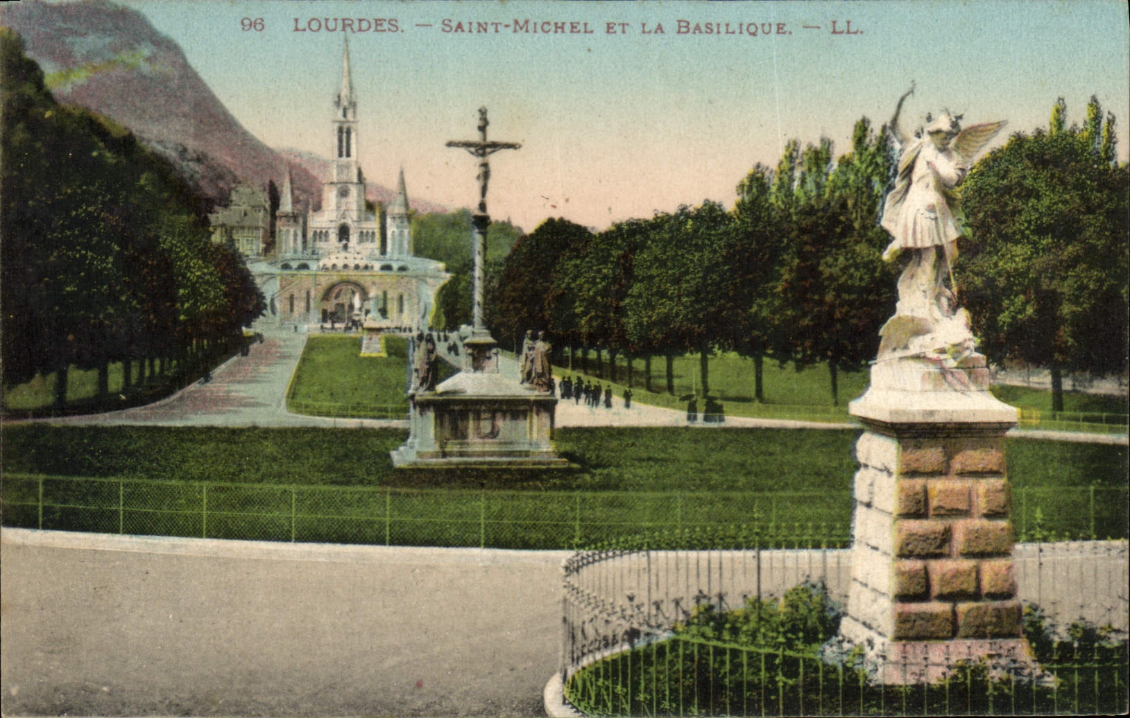 CPA Lourdes Saint Michet et la Basilique