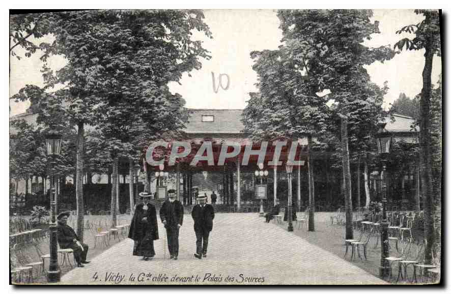 CPA Vichy La Gde allee devant le Palais des Sources
