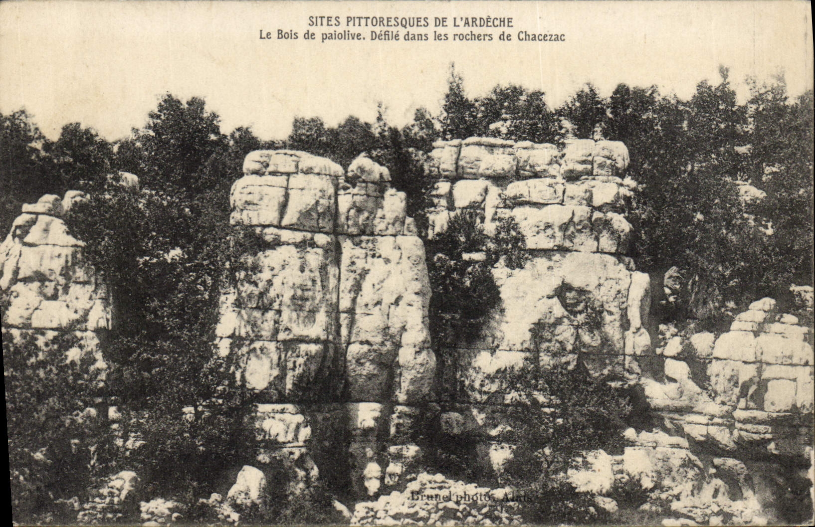 Le Bois de paiolive. Défilé dans les rochers de Chacezac — Sites pittoresques de l'Ardèche — Brunel photos, Alais
