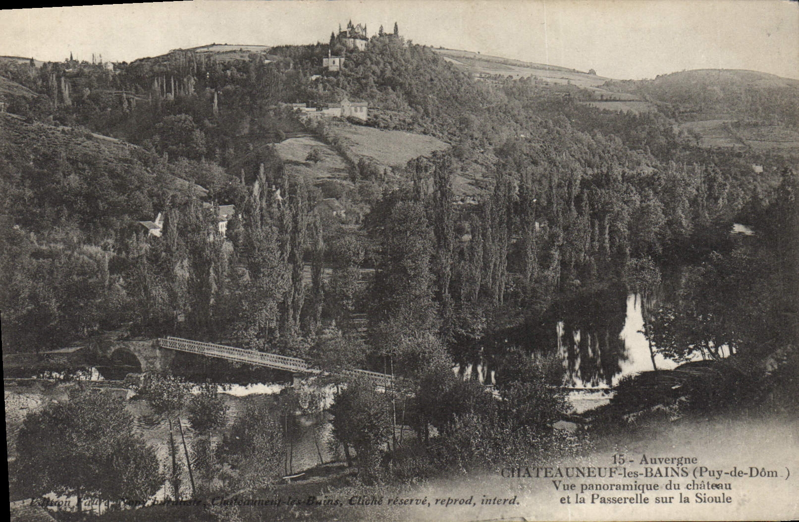 CPA Auvergne Chateauneuf les Bains (Pay de Dom) Vue panoramique du chateau et la Passerelle sur la S