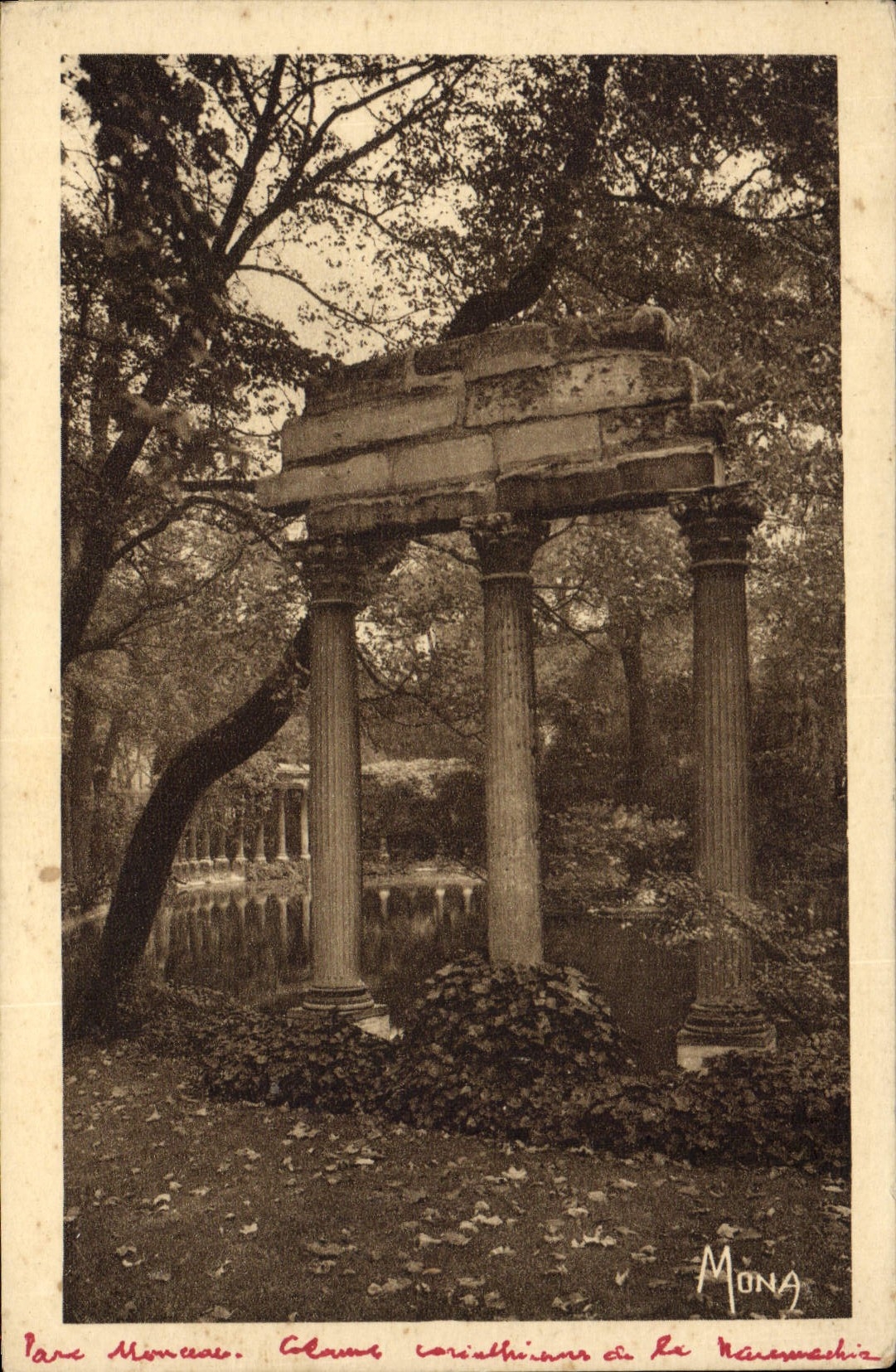 CPA Paris Au Parc Monceau Colonnes Corinthiennes de la Naumachie
