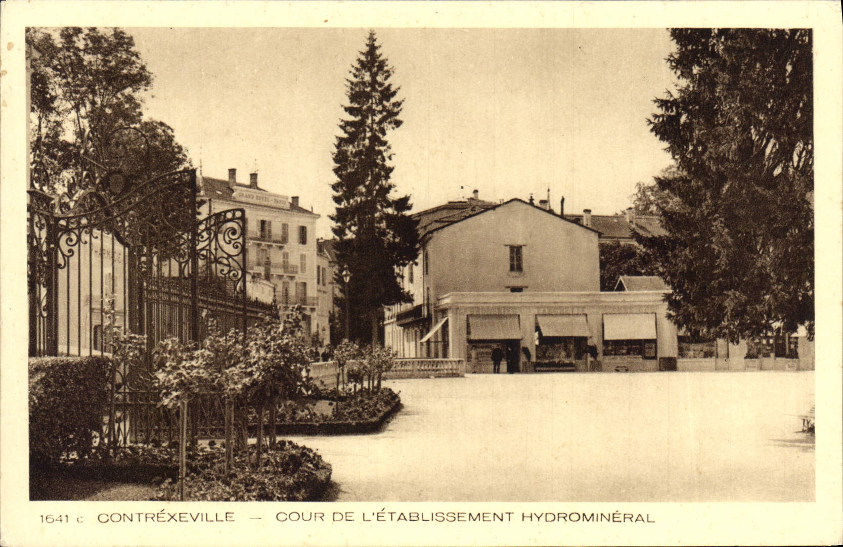 CPA Contrexeville Cour de l'Etablissement hydromineral 