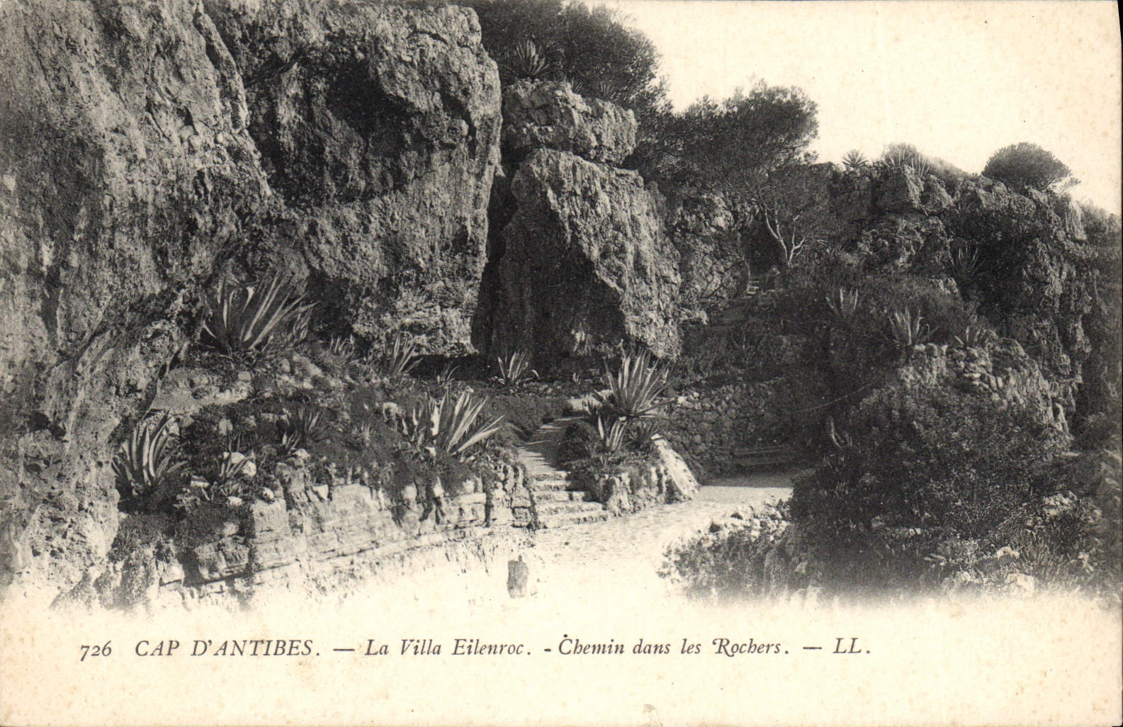 CPA Cap d'Antibes La Villa Eilenroc Chemin dans les Rocher 